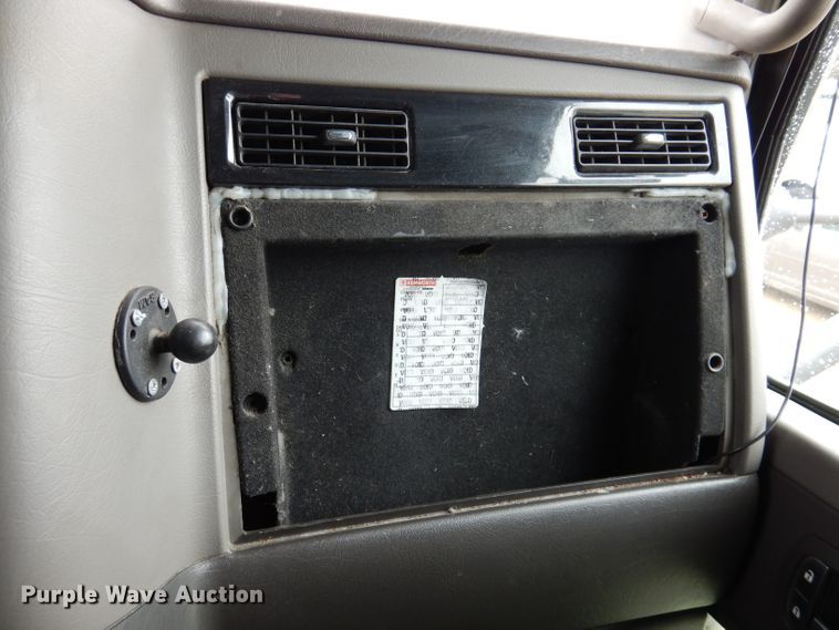 image for item JK9466 2011 Kenworth T600  semi truck