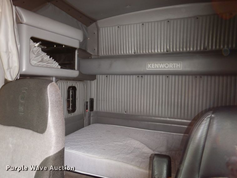 image for item JK9466 2011 Kenworth T600  semi truck