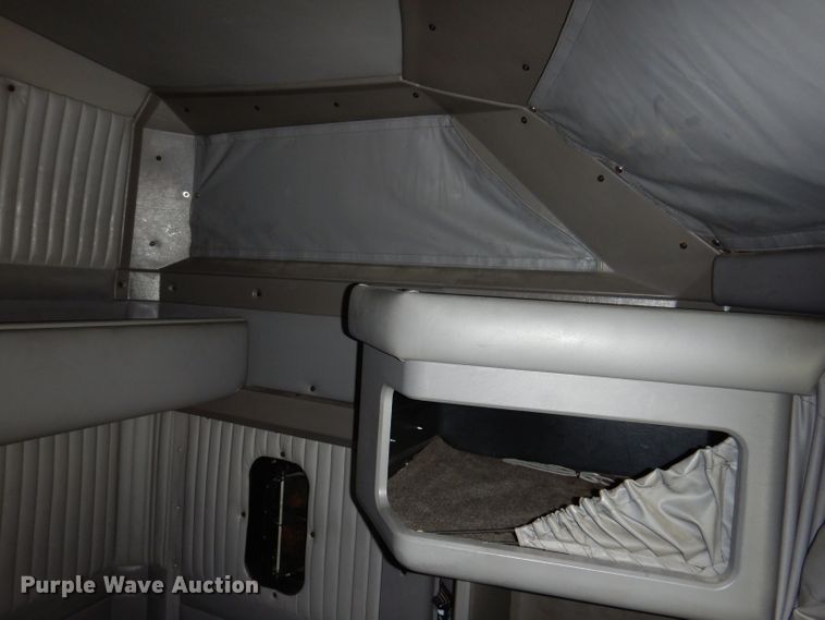 image for item JK9466 2011 Kenworth T600  semi truck