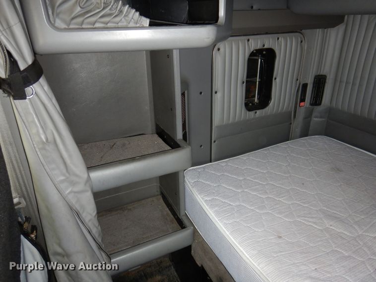 image for item JK9466 2011 Kenworth T600  semi truck