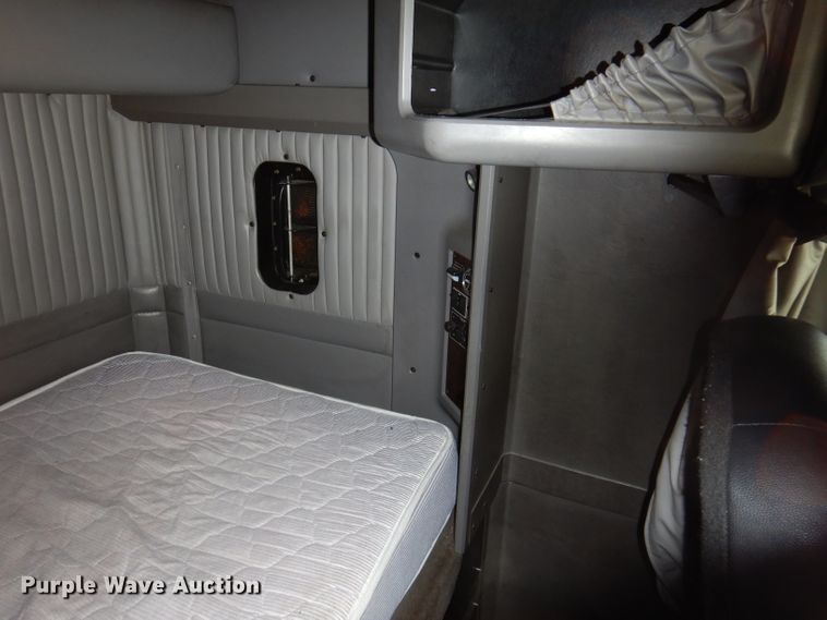 image for item JK9466 2011 Kenworth T600  semi truck