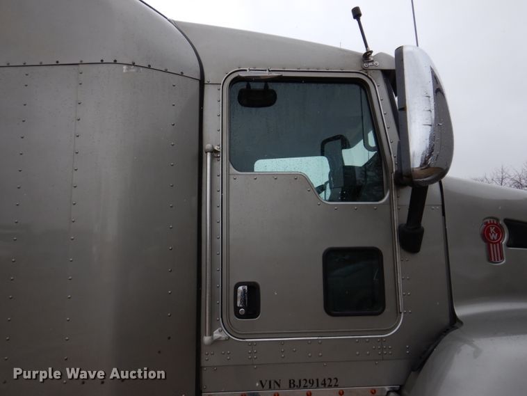 image for item JK9466 2011 Kenworth T600  semi truck