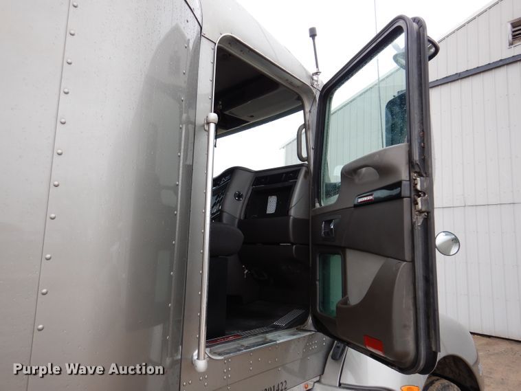 image for item JK9466 2011 Kenworth T600  semi truck
