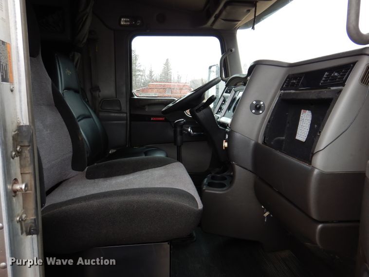 image for item JK9466 2011 Kenworth T600  semi truck