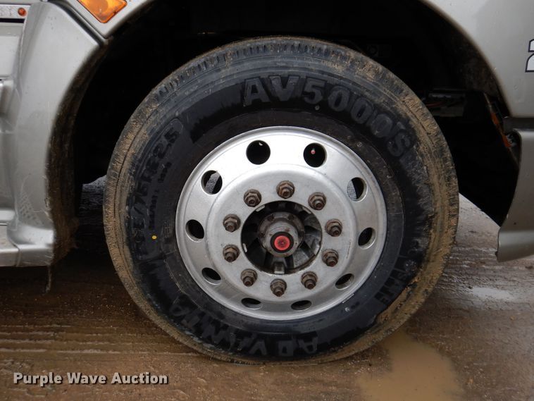 image for item JK9466 2011 Kenworth T600  semi truck