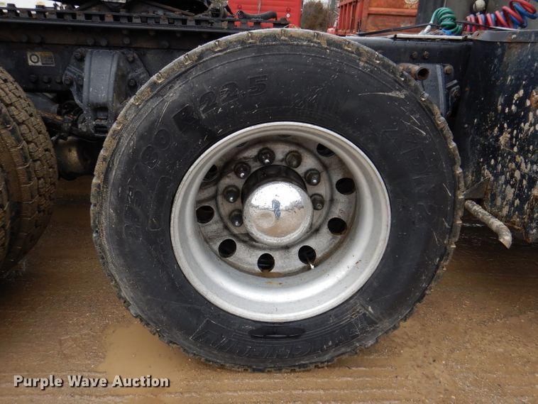 image for item JK9466 2011 Kenworth T600  semi truck