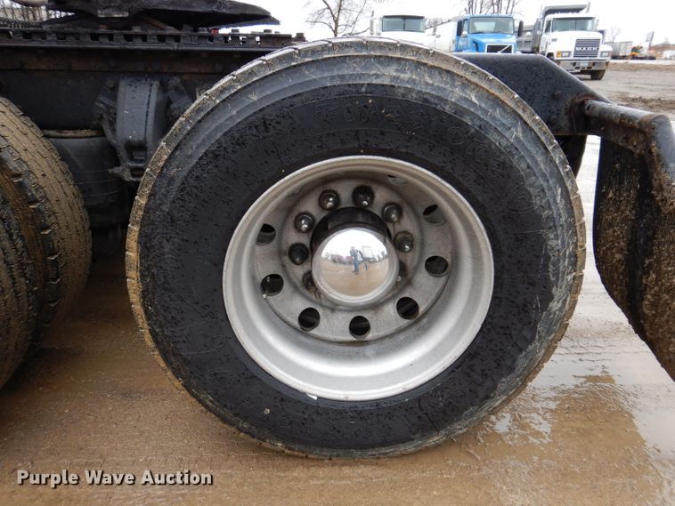 image for item JK9466 2011 Kenworth T600  semi truck