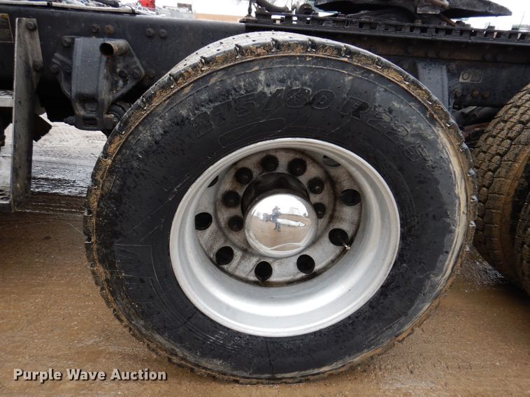 image for item JK9466 2011 Kenworth T600  semi truck