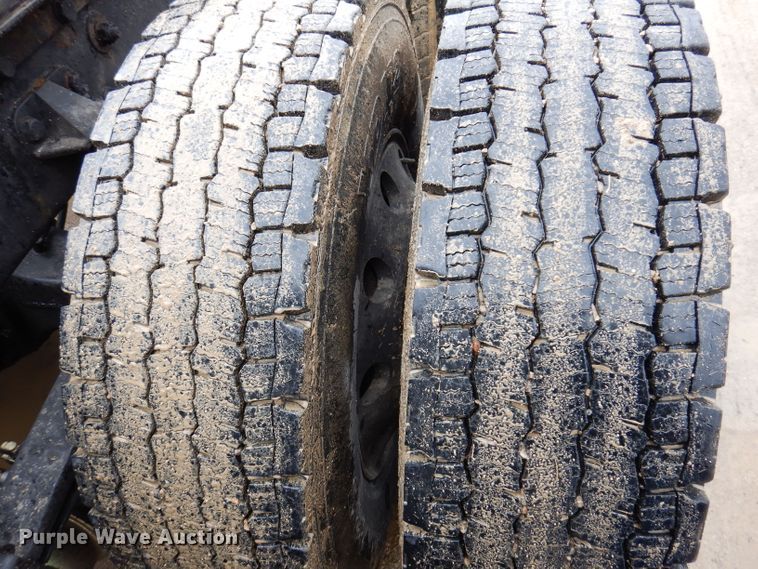 image for item JK9466 2011 Kenworth T600  semi truck