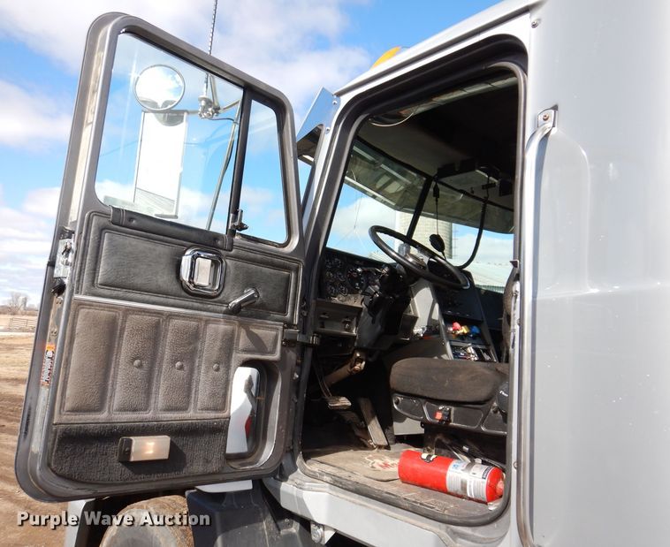 image for item JK9469 1993 Mack CH613  semi truck