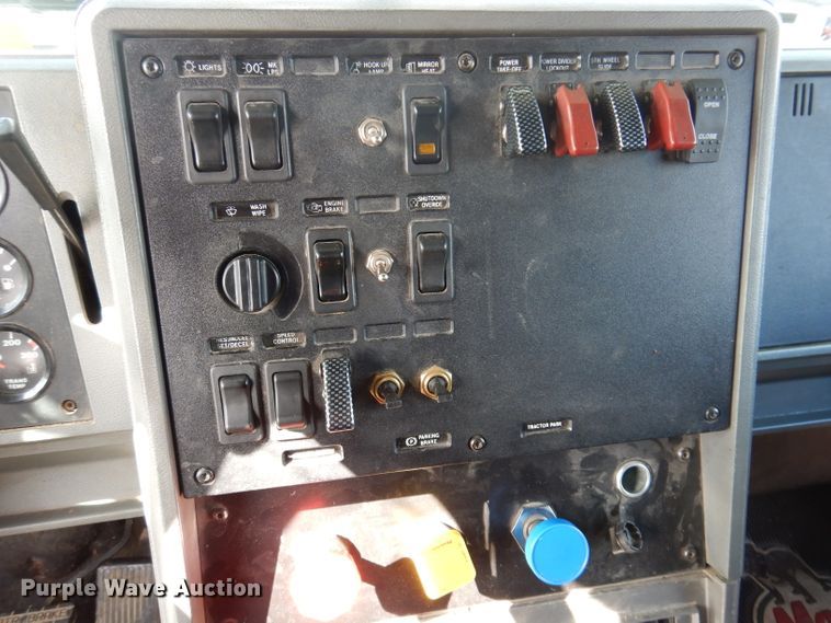 image for item JK9469 1993 Mack CH613  semi truck