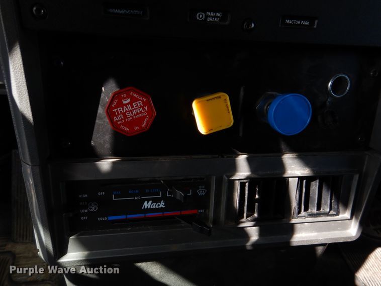 image for item JK9469 1993 Mack CH613  semi truck