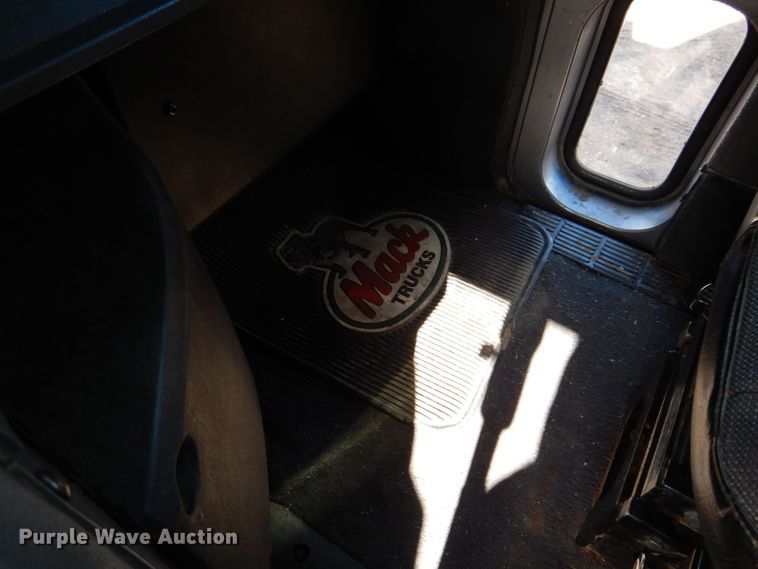 image for item JK9469 1993 Mack CH613  semi truck