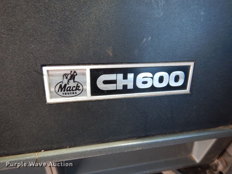 image for item JK9469 1993 Mack CH613  semi truck