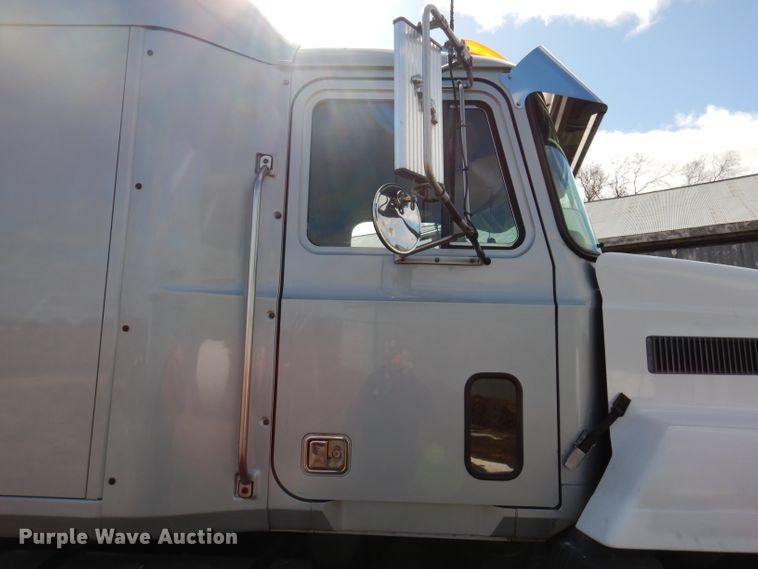 image for item JK9469 1993 Mack CH613  semi truck