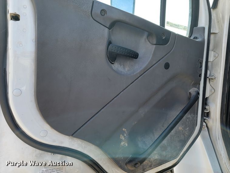 image for item JL9689 2010 Freightliner Business Class M2  truck cab and chassis