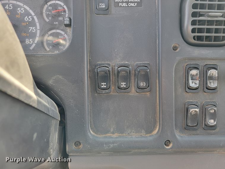 image for item JL9689 2010 Freightliner Business Class M2  truck cab and chassis