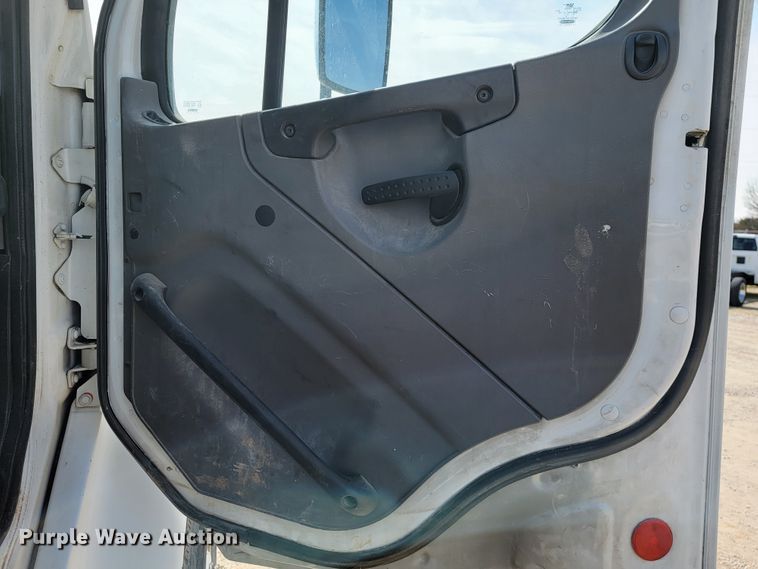 image for item JL9689 2010 Freightliner Business Class M2  truck cab and chassis