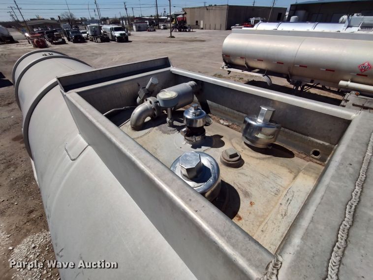image for item JO9539 1994 Trailmaster Tanks  tank trailer