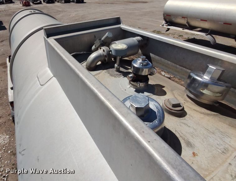 image for item JO9539 1994 Trailmaster Tanks  tank trailer