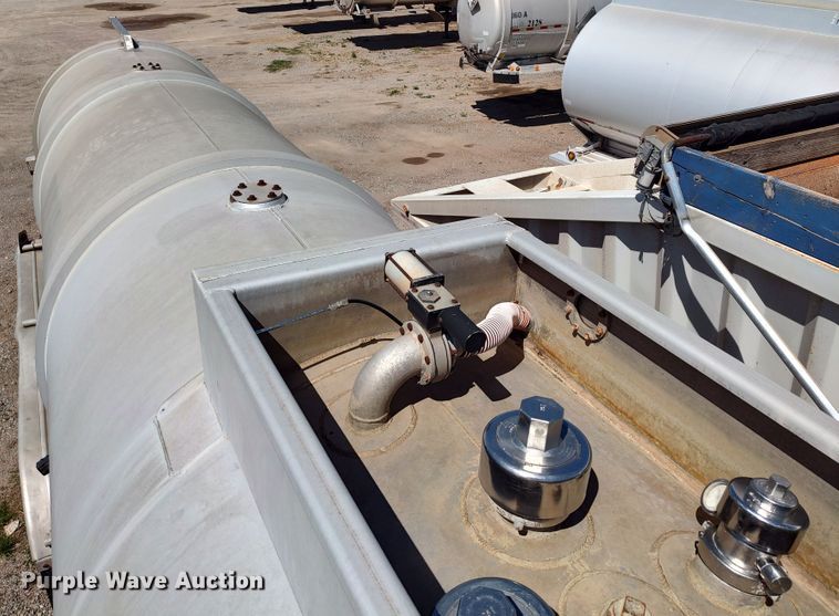 image for item JO9540 1993 Trailmaster Tanks  tank trailer