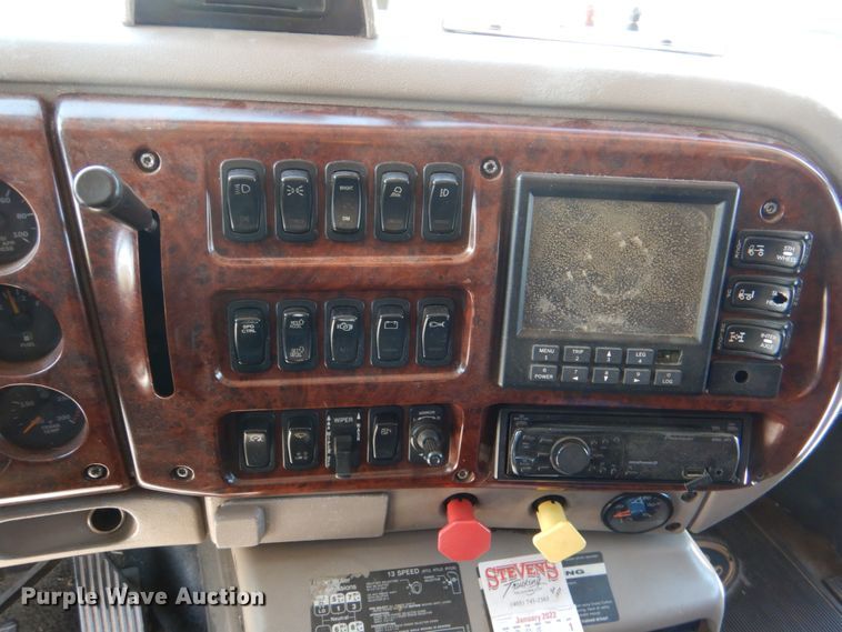 image for item KP9178 2004 Mack CX613  semi truck