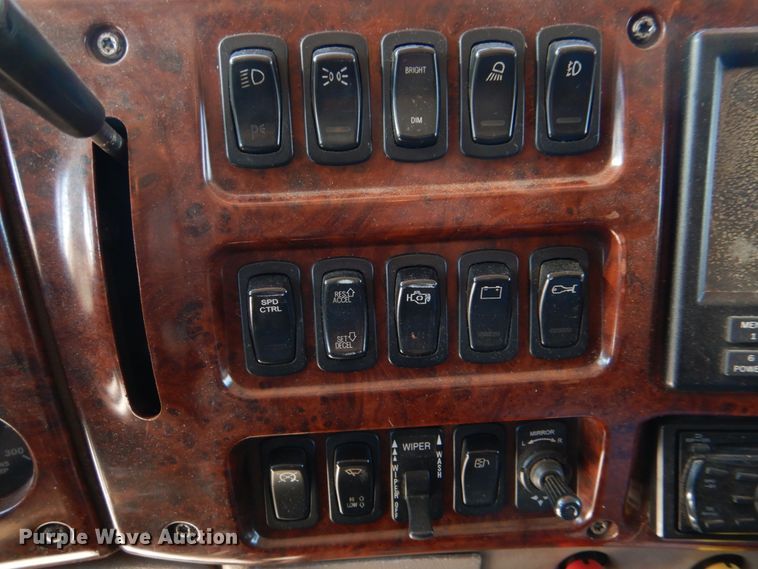 image for item KP9178 2004 Mack CX613  semi truck