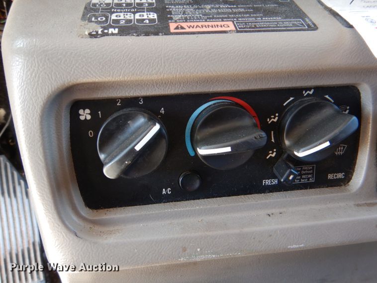 image for item KP9178 2004 Mack CX613  semi truck