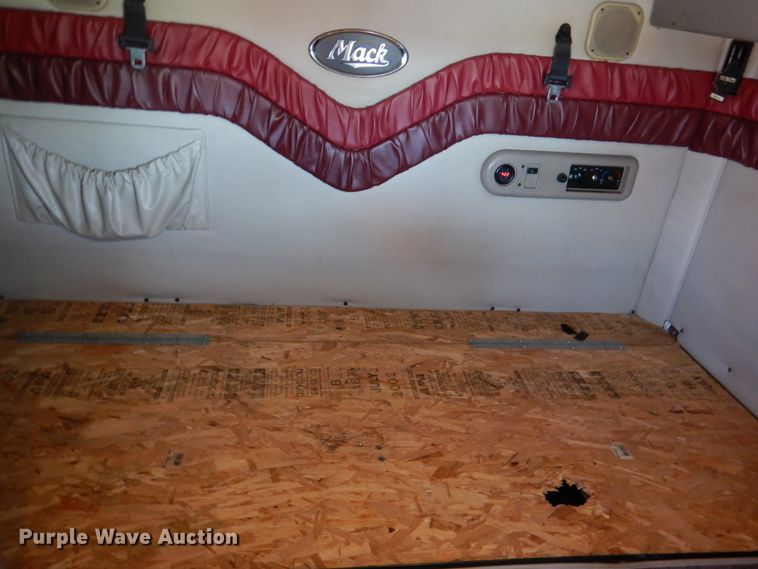 image for item KP9178 2004 Mack CX613  semi truck