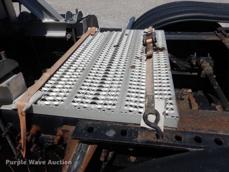 image for item KP9178 2004 Mack CX613  semi truck