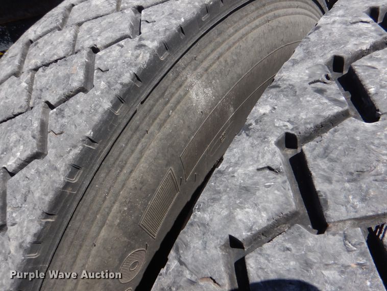 image for item KP9178 2004 Mack CX613  semi truck