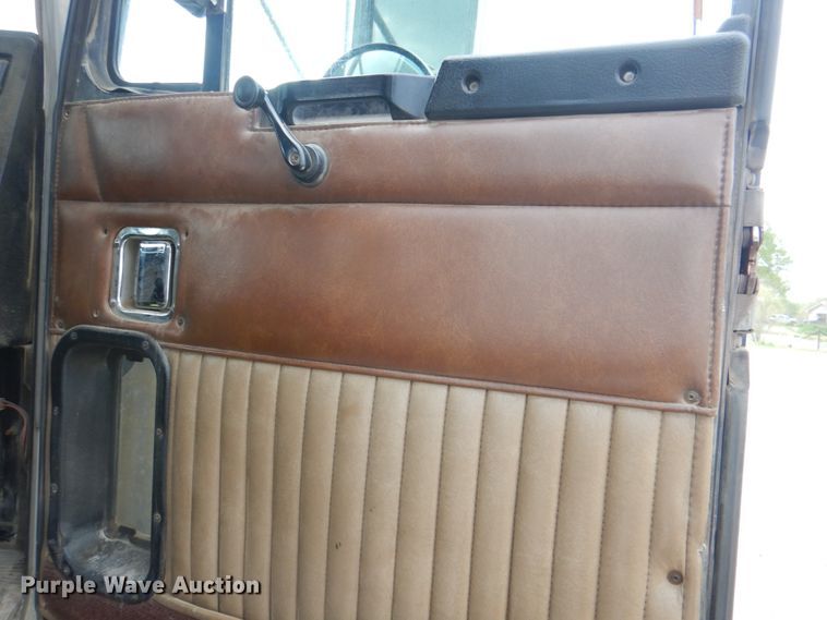 image for item KP9193 2000 Kenworth W900B  semi truck