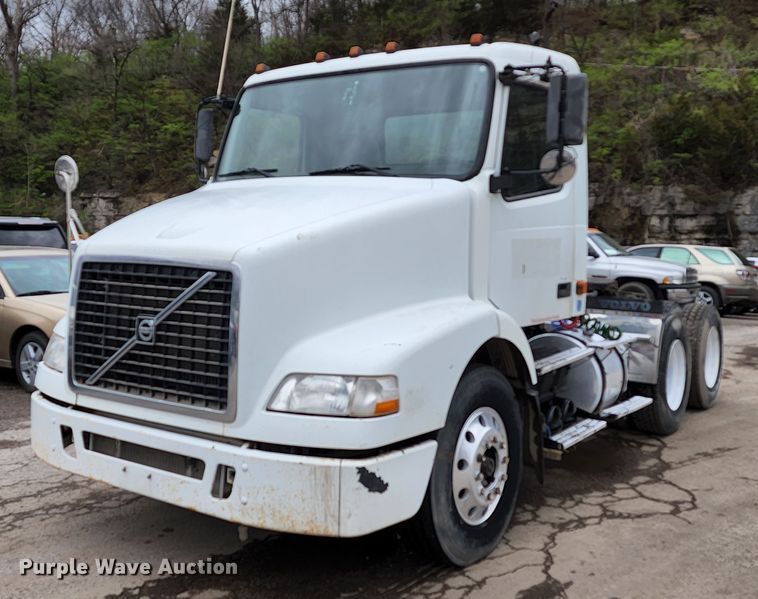 image for item KT9746 2006 Volvo VNM  semi truck