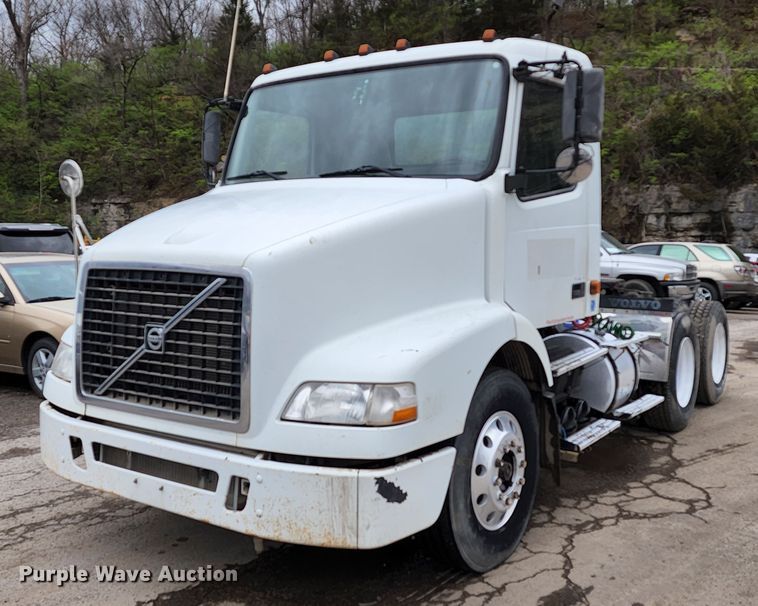 image for item KT9746 2006 Volvo VNM  semi truck