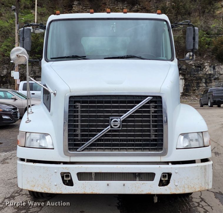 image for item KT9746 2006 Volvo VNM  semi truck