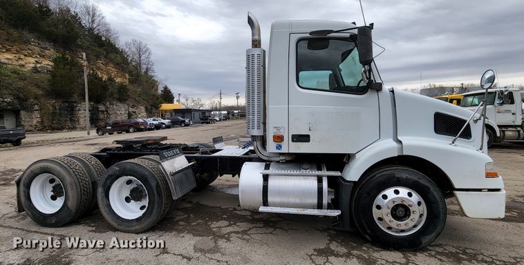 image for item KT9746 2006 Volvo VNM  semi truck