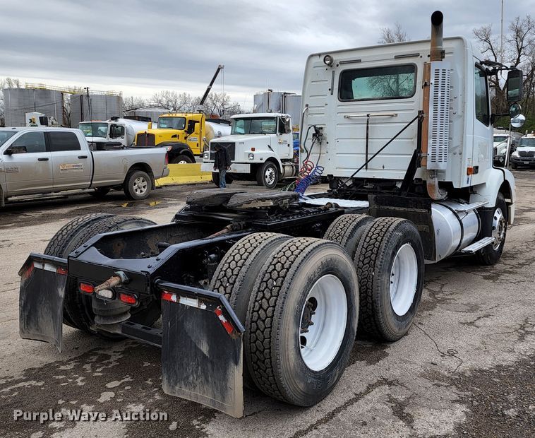 image for item KT9746 2006 Volvo VNM  semi truck