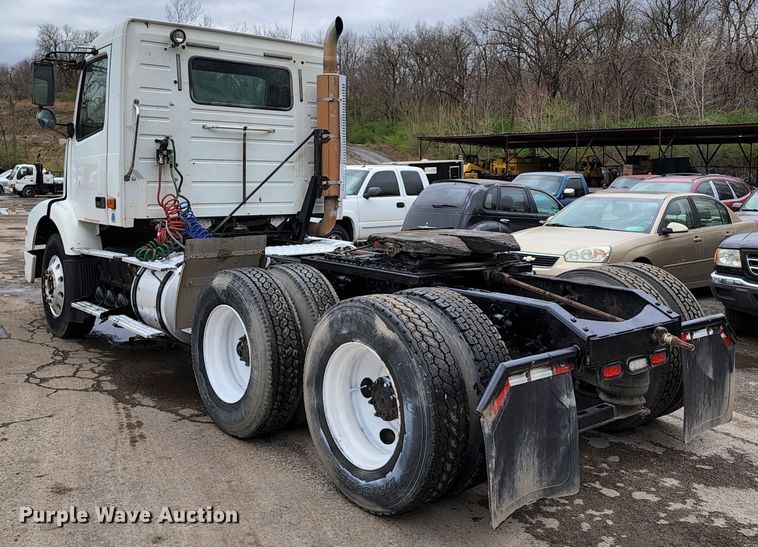 image for item KT9746 2006 Volvo VNM  semi truck