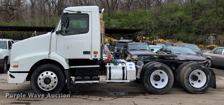 image for item KT9746 2006 Volvo VNM  semi truck