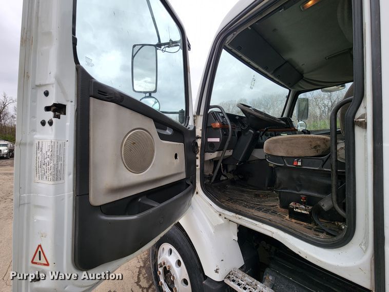 image for item KT9746 2006 Volvo VNM  semi truck