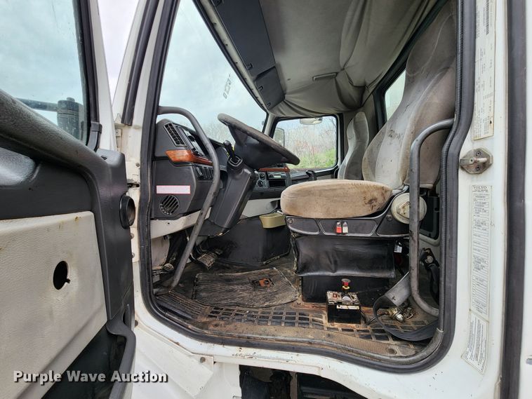 image for item KT9746 2006 Volvo VNM  semi truck