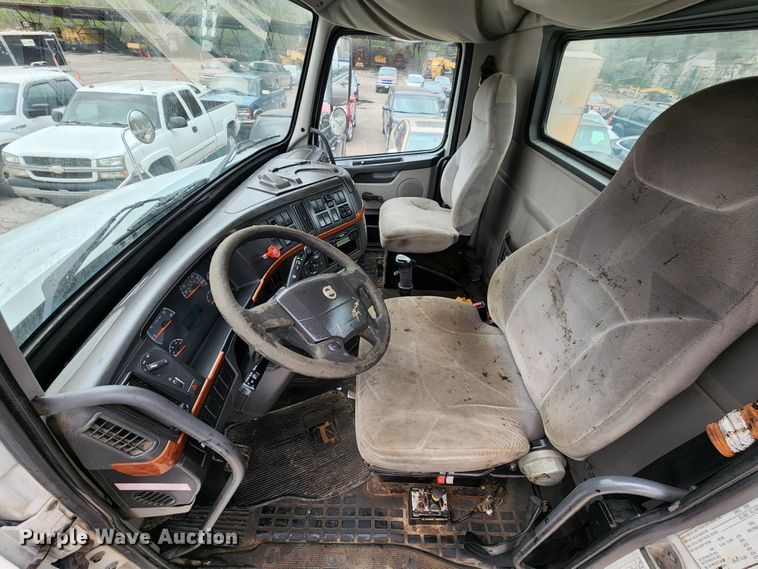 image for item KT9746 2006 Volvo VNM  semi truck