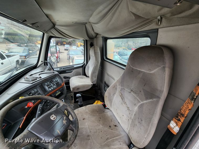 image for item KT9746 2006 Volvo VNM  semi truck