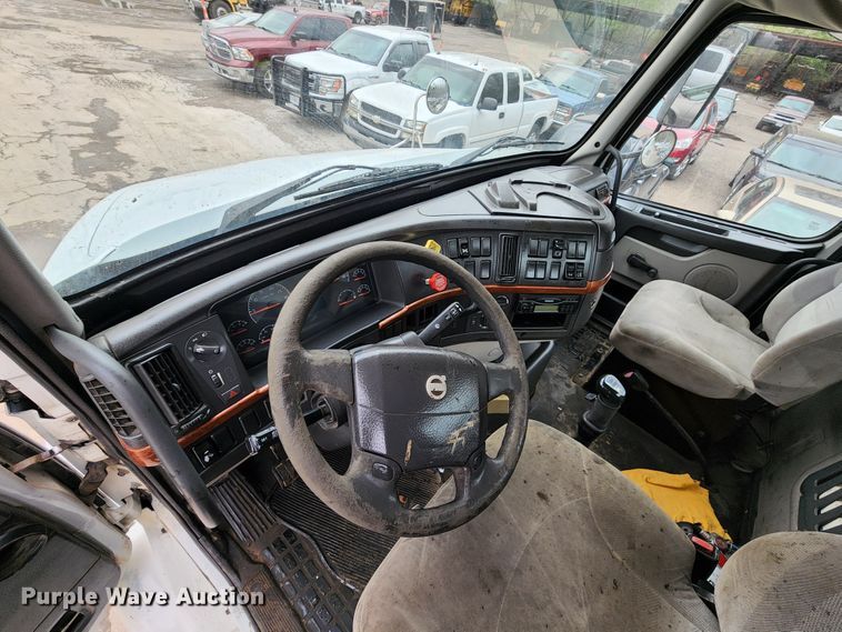 image for item KT9746 2006 Volvo VNM  semi truck