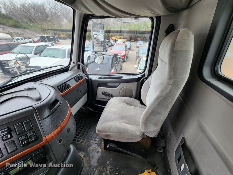 image for item KT9746 2006 Volvo VNM  semi truck