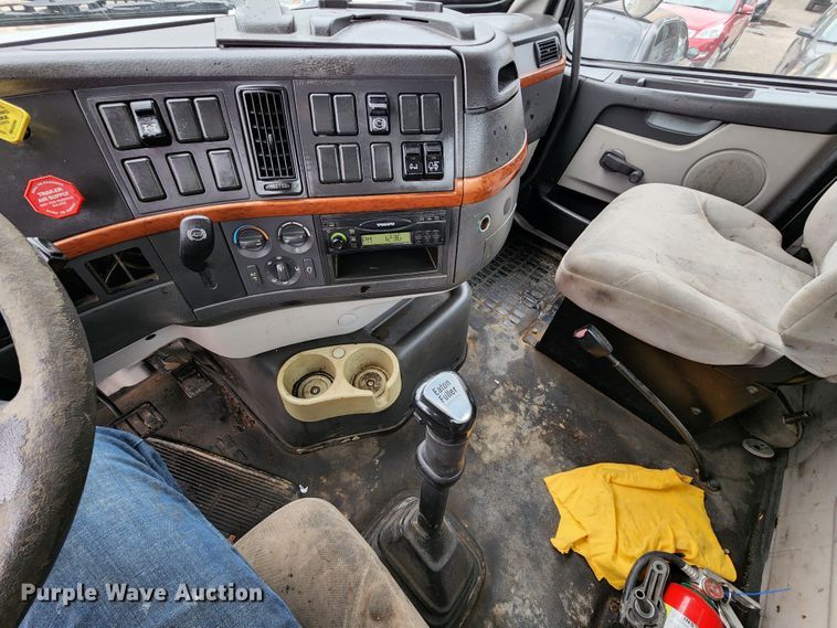 image for item KT9746 2006 Volvo VNM  semi truck