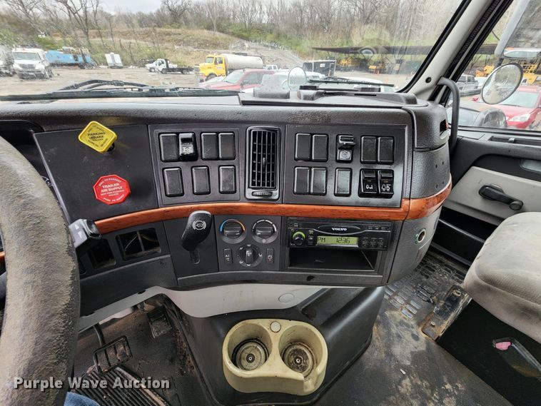 image for item KT9746 2006 Volvo VNM  semi truck