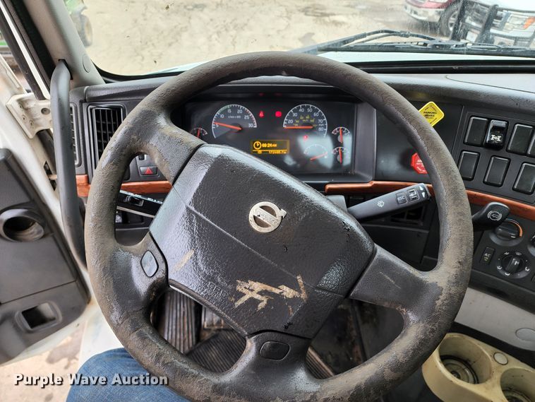 image for item KT9746 2006 Volvo VNM  semi truck