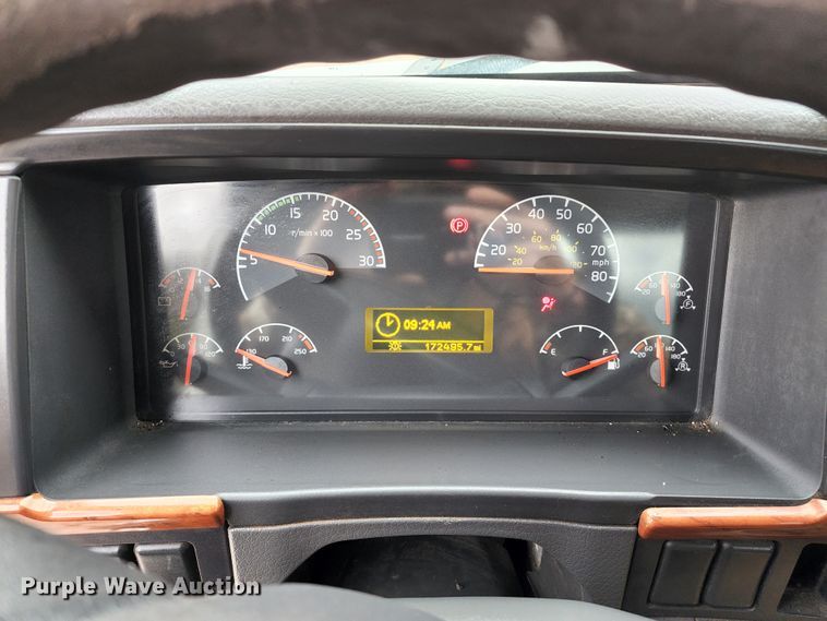 image for item KT9746 2006 Volvo VNM  semi truck