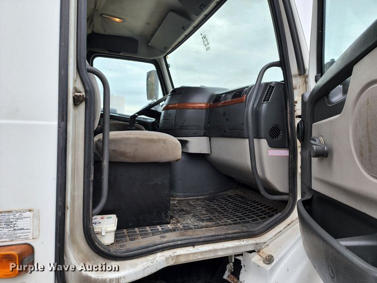 image for item KT9746 2006 Volvo VNM  semi truck